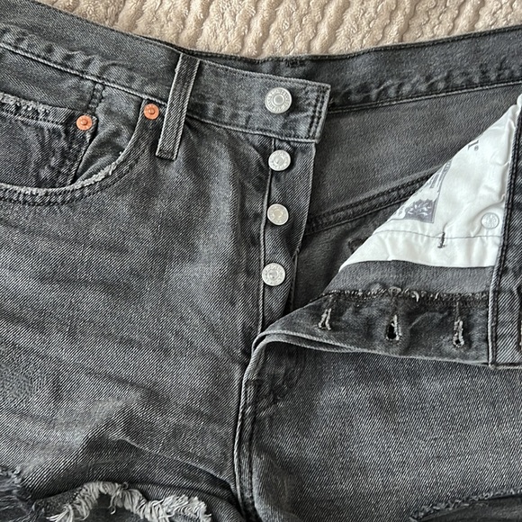 Levi’s High Rise Shorts - Picture 6 of 7